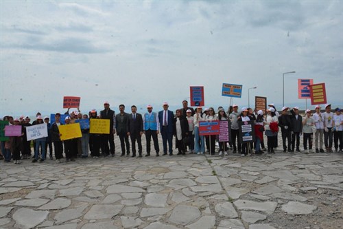 Kaymakamımız Sayın Nurhalil ÖZÇELİK, Van Gölü Sahilinde Çevre Temizliği Etkinliğine Katıldı.