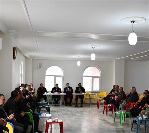 Kaymakamımız Sayın Nurhalil ÖZÇELİK, İlçemiz sakinlerinden Azize KARAKIŞ’ın vefatı dolayısıyla KARAKIŞ ailesine taziye ziyaretinde bulundu.