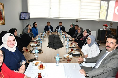  Kaymakamımız Sayın Nurhalil ÖZÇELİK, Aziz Şehitlerimizin Kıymetli Anneleri ve Eşleri onuruna düzenlenen Anneler Günü programına katıldı.