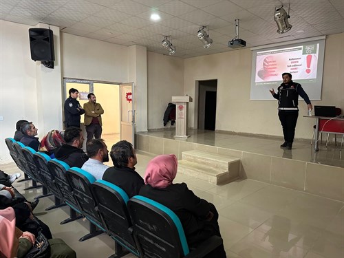 En İyi Narkotik Polisi Anne Projesi kapsamında okullarımızda seminer verildi.