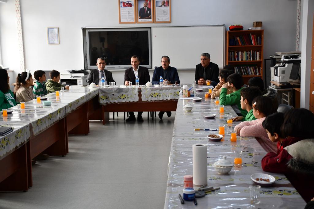 Kaymakamımız Sayın İsmail Demir ve Belediye Başkanımız Sayın Necati Gürsoy, deprem bölgesinden ilçemize gelen öğrencileri okullarında ziyaret ettiler.